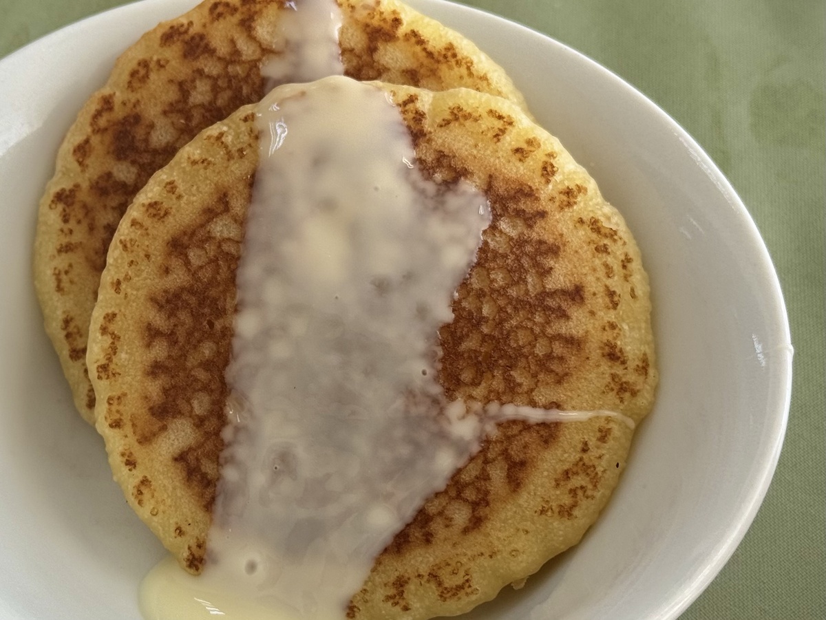 ЗАВТРАКИ: Не часто, но баловали оладушками и блинчиками, тогда завтрак считался удачным. Моя принцесса блинчики ест и даже распробовала оладушки. Все фото в галерее автора.