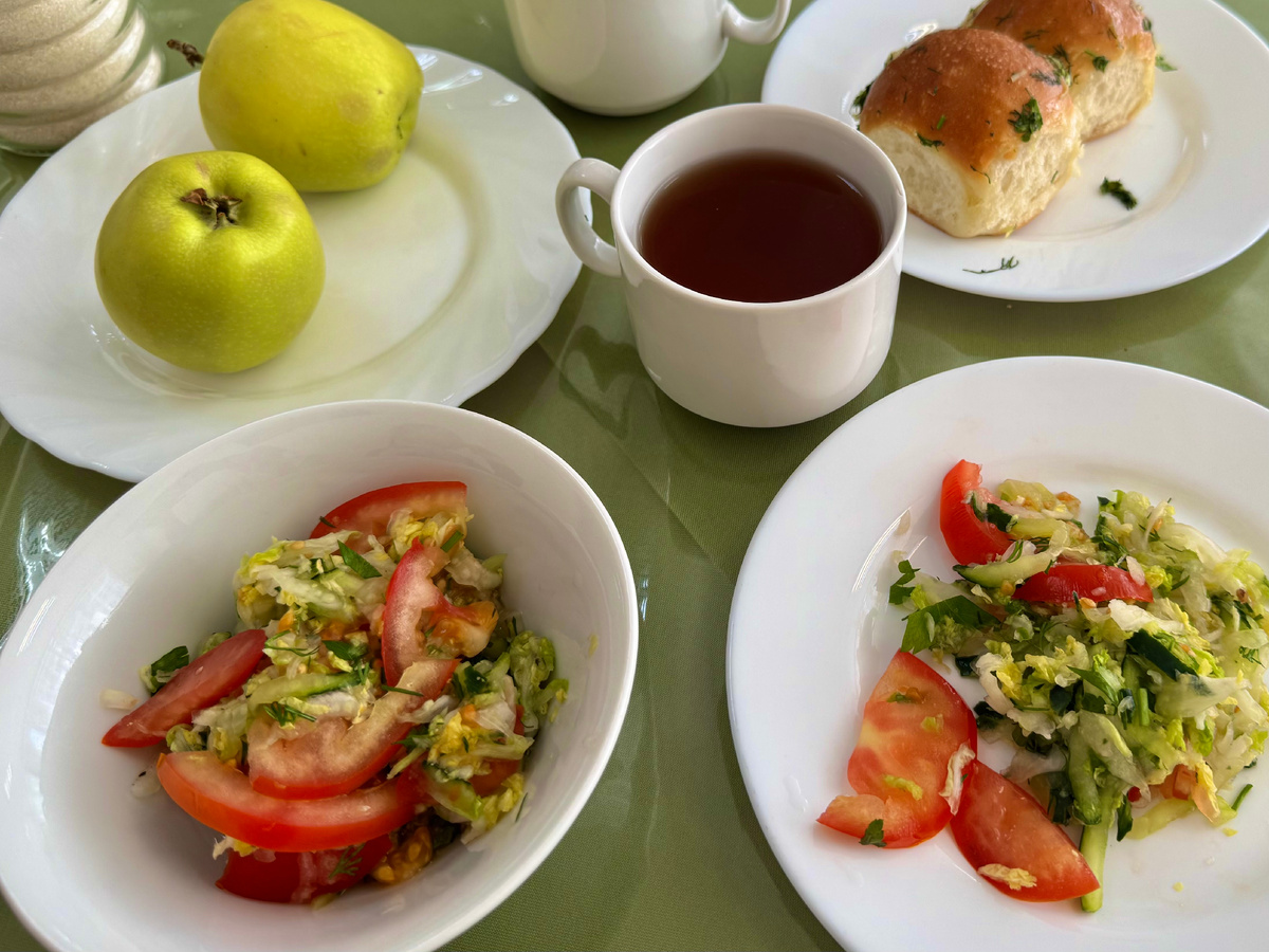 Из фруктов были только яблоки, пару раз давали апельсины. Пампушек с чесноком к борщу могло не достаться, очень пользовались популярностью. Мы их отдавали соседним столиками. Фото автора.