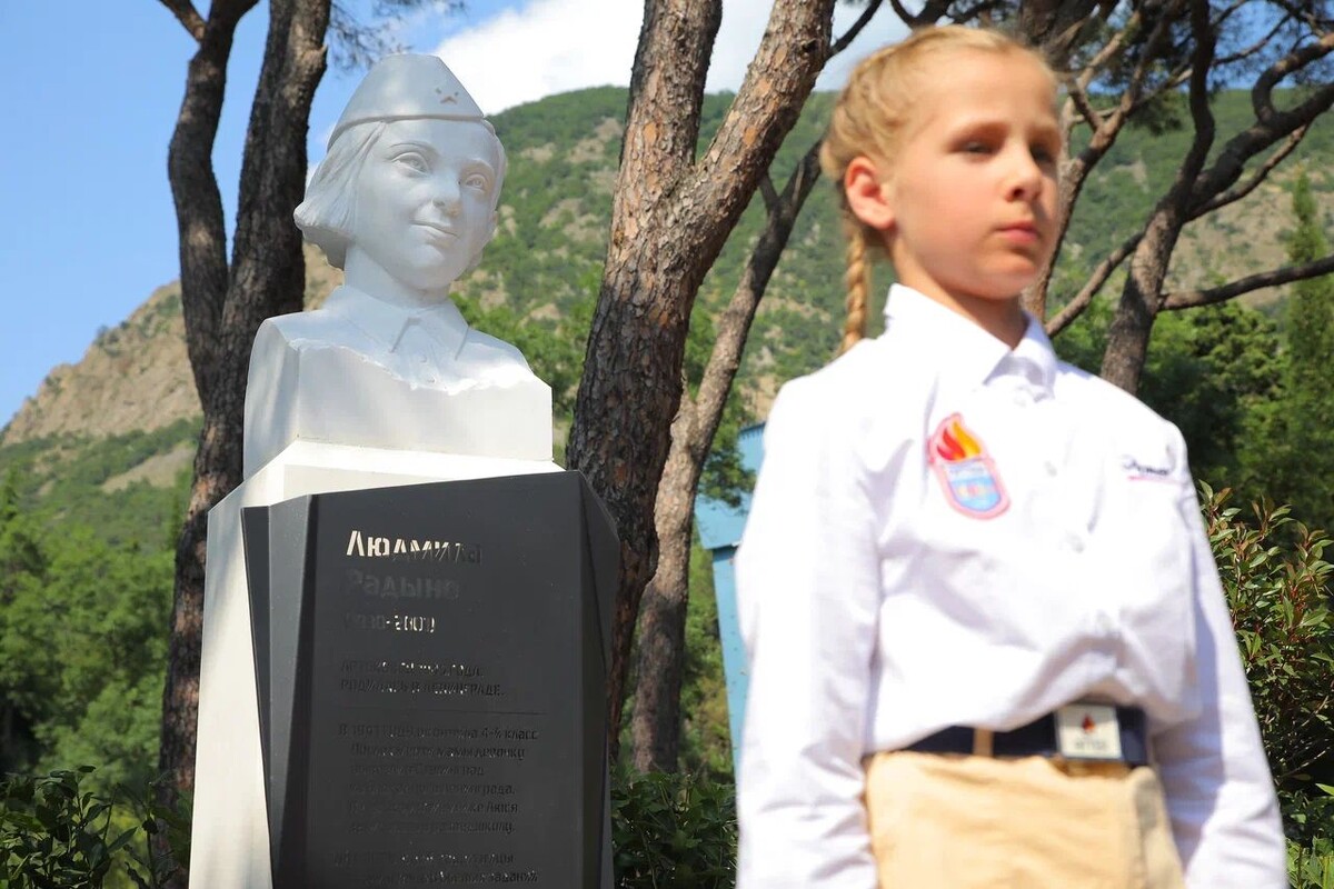    Памятник Людмиле Радыно / Источник: © Минпросвещения РФ