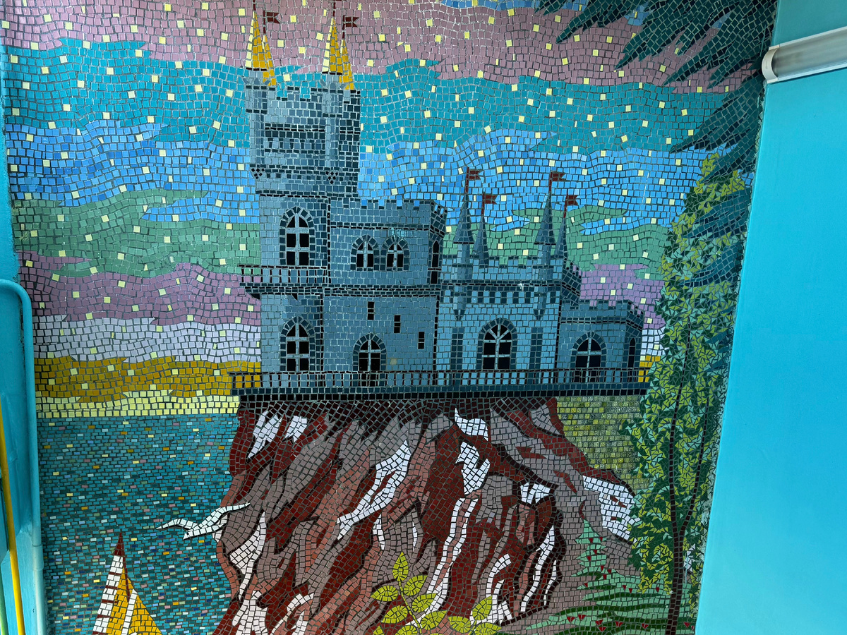 Санаторий "Приморье". Крым, Евпатория, ул. Ивана Франко, 2/27. На стенах в корпусах много красивой мозаики. Фото автора.