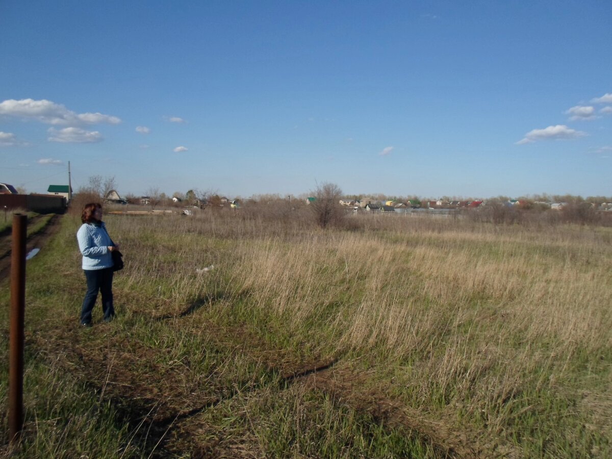 Апрель 2016, стоит и оценивает покупку.