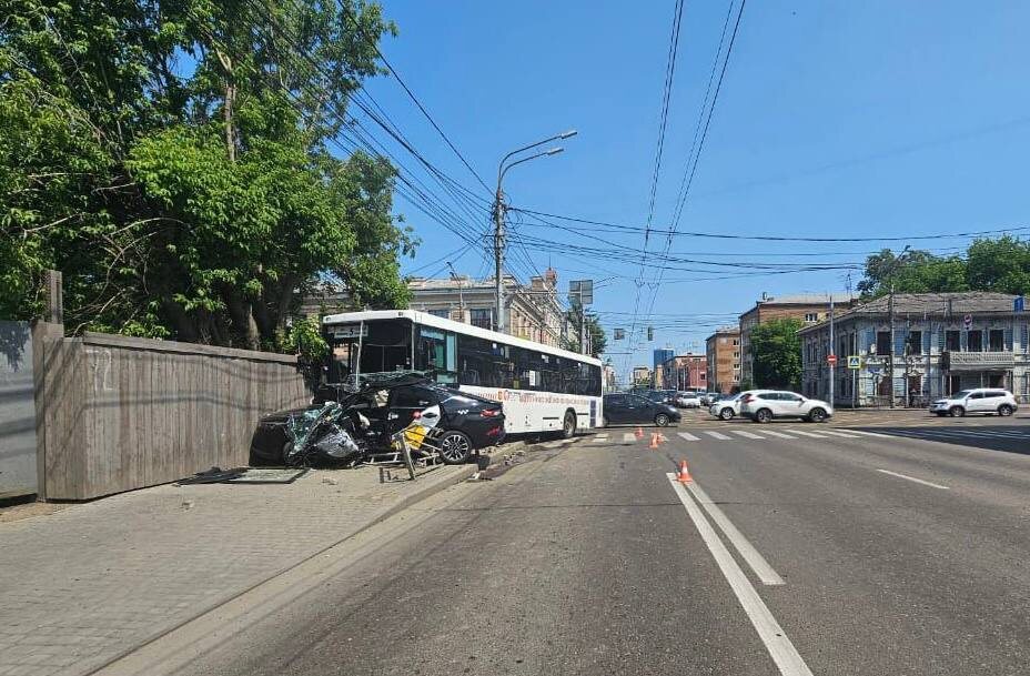     Автобус и такси столкнулись в центре Красноярска