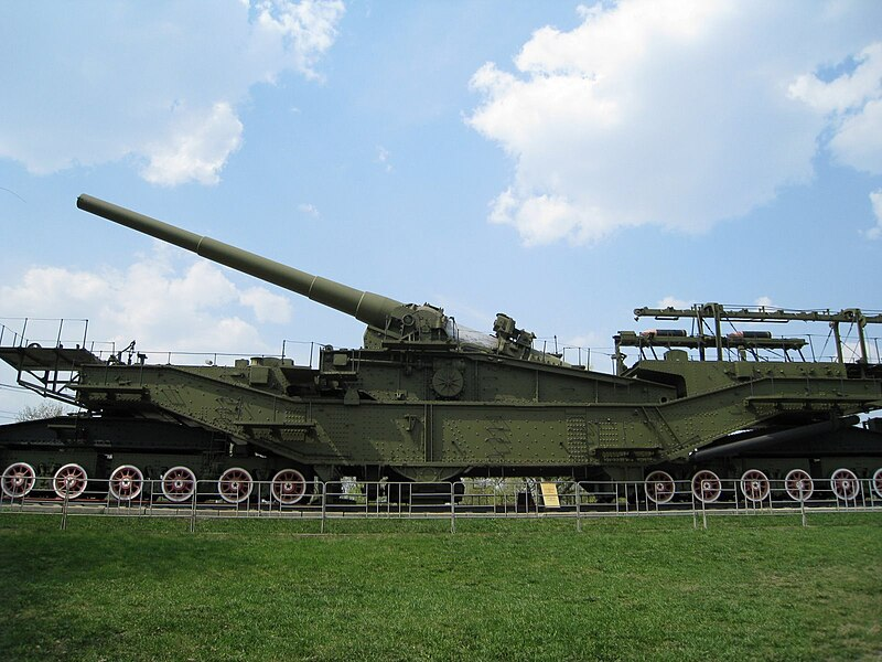 305-мм железнодорожное орудие.
