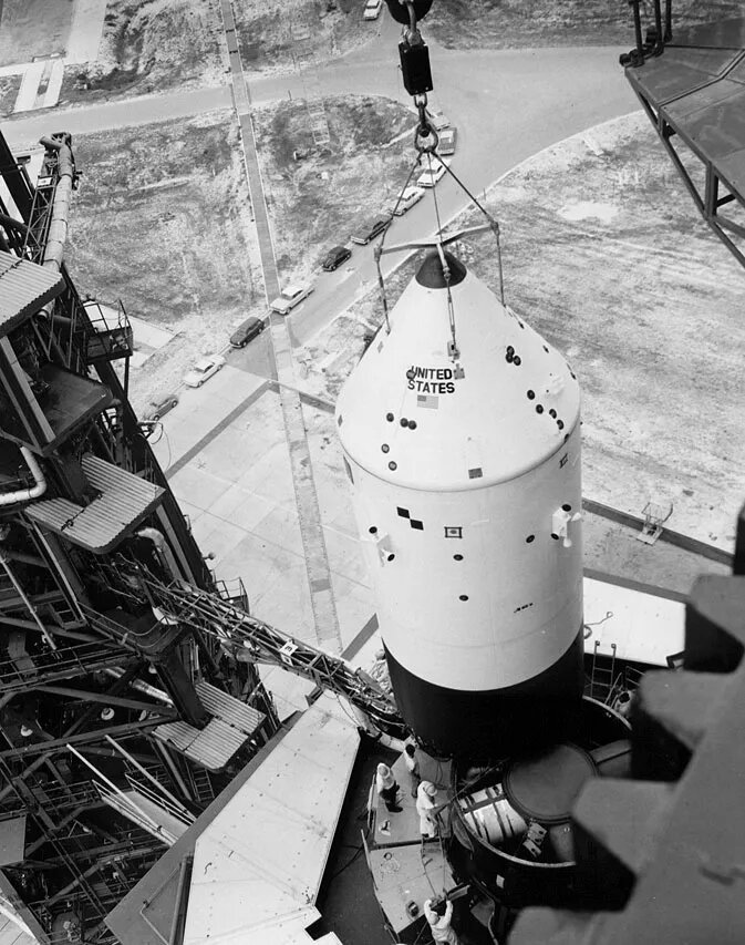 Испытательная модель корабля "Аполлон" BP-15 поднимается на вершину ракеты "Сатурн-1" SA-7, 26 июня 1964 года в рамках подготовки к испытательному полету A-102. (Фото НАСА)