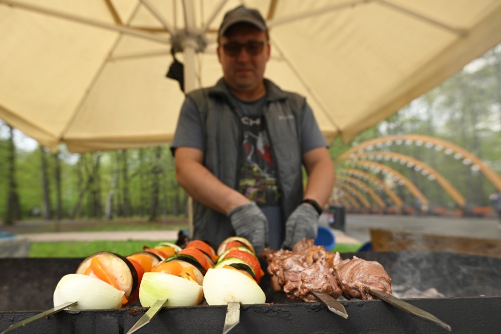    Главный секрет вкусного шашлыка - это правильный маринад, который придает мясу мягкость, сочность и неповторимый аромат. / Кирилл Каллиников/РИА Новости