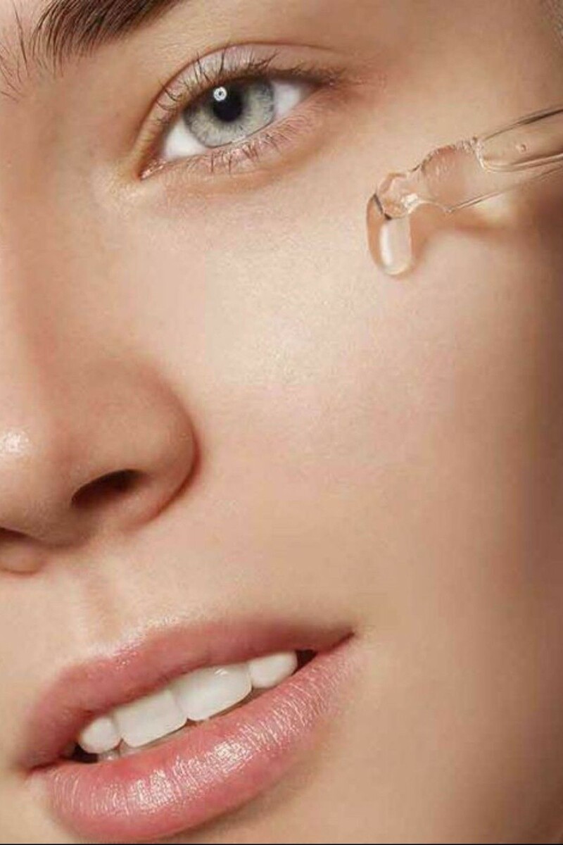 Почему ежедневное увлажнение кожи — залог красоты и здоровья: лучшие средства для ухода

Каждая женщина мечтает о гладкой, сияющей и здоровой коже. Но знаете ли вы, что ключ к ее красоте — это регулярное и правильное увлажнение? В современном ритме жизни кожа сталкивается с множеством стрессов: загрязнениями, сухим воздухом, стрессами и неправильным питанием. Всё это негативно сказывается на ее состоянии. Поэтому ежедневный уход за кожей с использованием качественных средств — не роскошь, а необходимость.

Почему увлажнение так важно?

Поддержание эластичности и упругости
Увлажненная кожа выглядит молодо и свежо, она менее склонна к появлению морщин.

Защита от внешних факторов
Глубокое увлажнение создает защитный барьер, который помогает бороться с вредными воздействиями окружающей среды.

Предотвращение сухости и шелушения
Особенно актуально в зимний период или при использовании отопления.