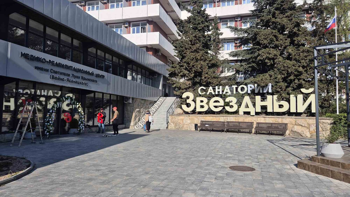 Крым всегда славился своими здравницами. Первые курорты начали появляться здесь в царские времена. Затем в период СССР полуостров стал всесоюзной здравницей. Теперь ему хотят вернуть статус главного курорта страны. На полуострове открывают новые отели и оздоровительные комлпексы, а также реконструируют старые санатории