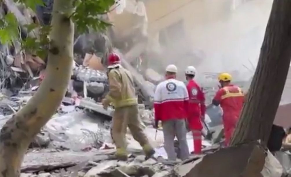    Поиск выживших под обломками жилого дома в Шахид Чамране - уже известно о гибели 60 мирных иранцев, из которых 20 - дети.