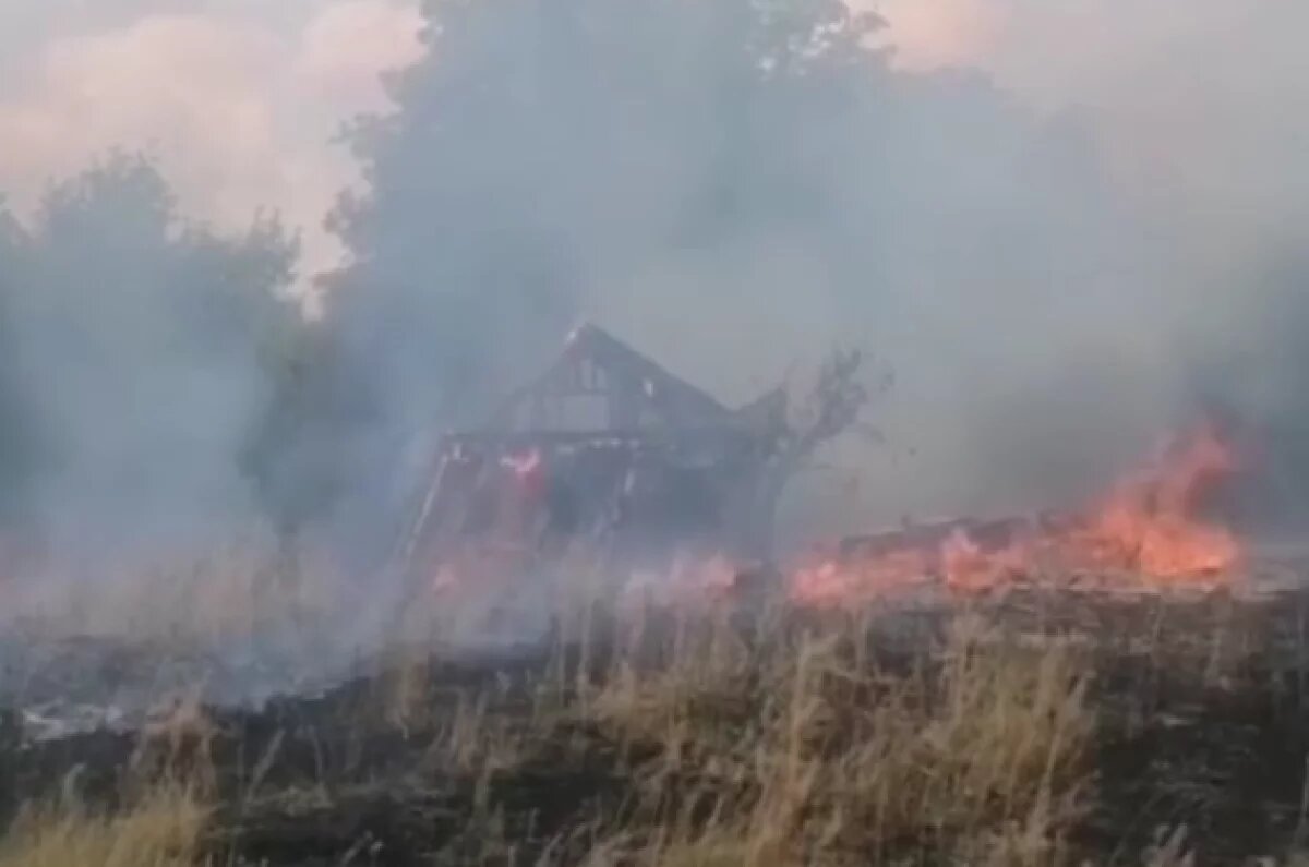    Пылающий дом сняли на видео жители умирающего села под Волгоградом