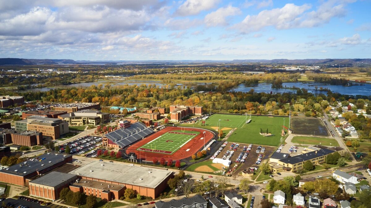 Вид на город и спортивный комплекс