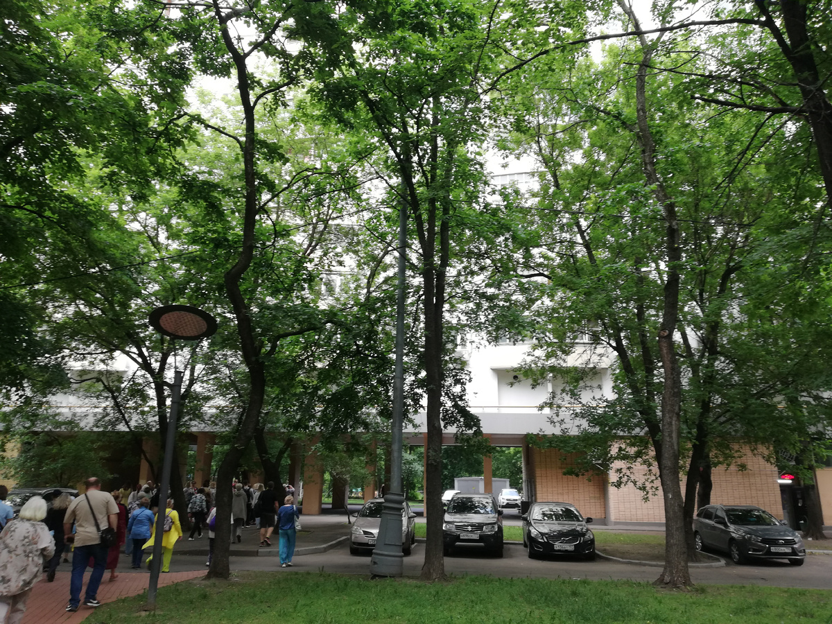 Это мы идем к дому- сороконожке, построенном в 1965 - 1966 годах по инновационным для тех лет технологиям. 