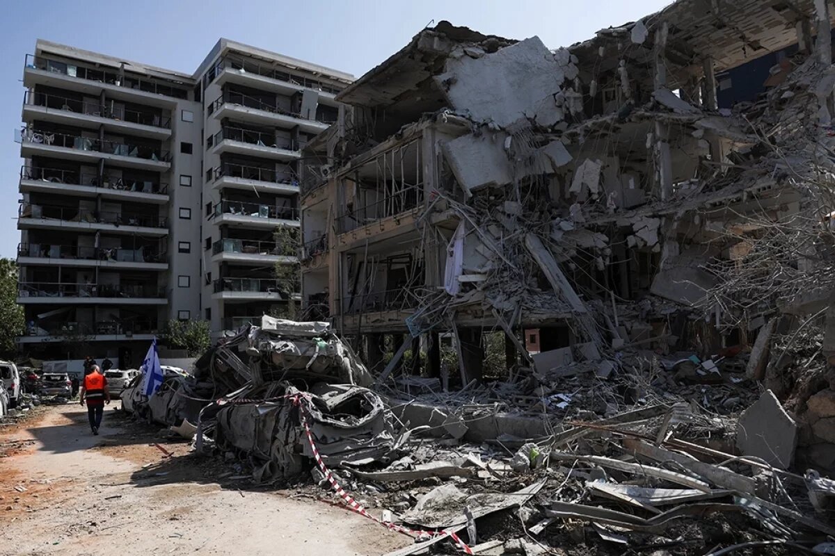    В Тель-Авиве частично разрушено здание Минобороны Израиля, на месте работают экстренные службы, среди военнослужащих ЦАХАЛ есть потери.