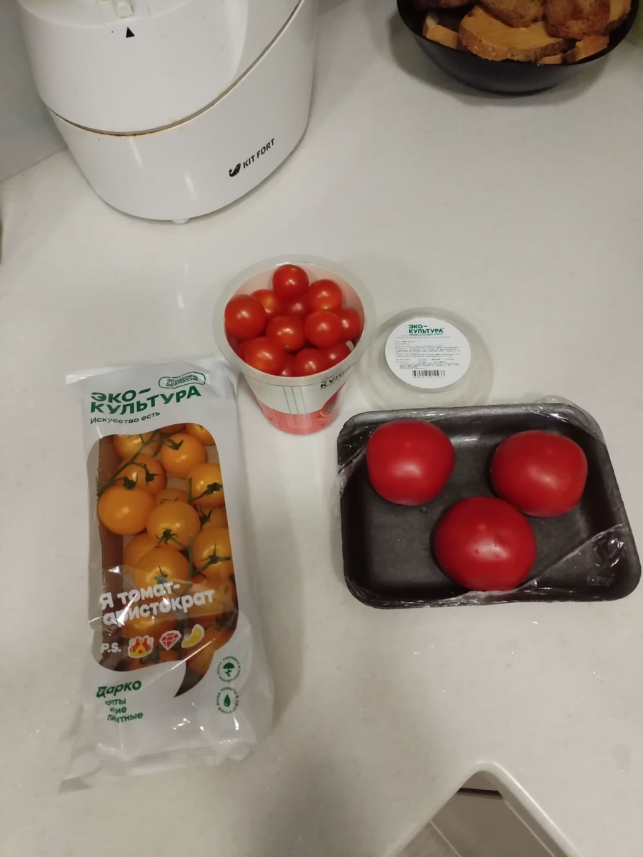 Пример ассортимента, что "списывается". Я привередлив к продуктам и ответственно заявляю - все свежее. Три помидора из абхазии я выкинул, но те, что остались - огонь!