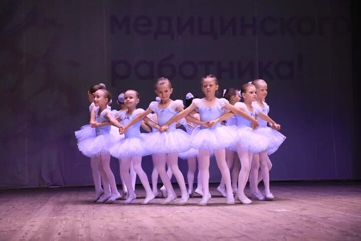 Подготовительная группа ансамбля классического и современного танца "Чароит" (5-6 лет, руководитель О. Ю. Караваева) "Полькой" открывает концертную программу. 