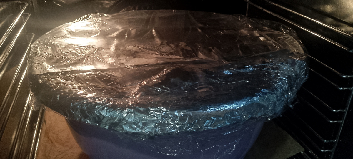 Вот так или заваривается,или расстаивается тесто.