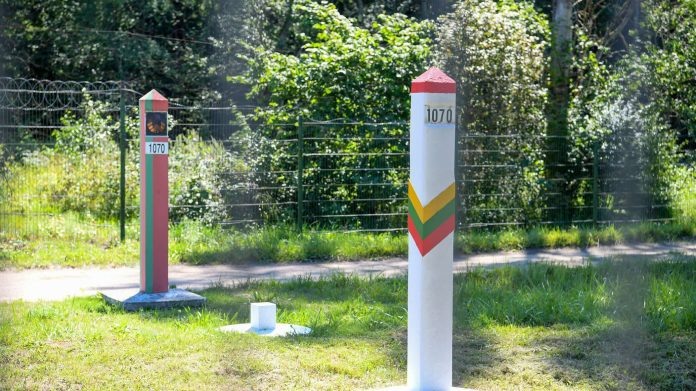 
Источник: https://cdnn1.lt.sputniknews.com/img/07e4/08/06/12826563_0:75:3072:1803_2072x0_60_0_0_a47a1176bb5d9ab3fc7c77c518d4f2f2.jpg