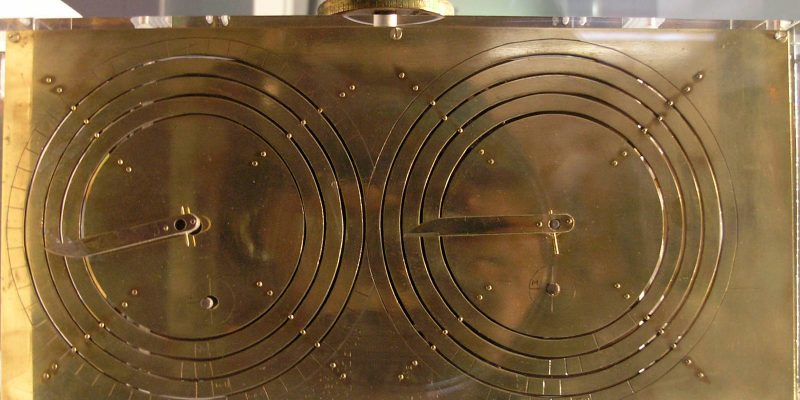 Реконструкция, выполненная историком Дереком Прайсом. В горизонтальном виде напоминает шахматные часы. Национальный археологический музей, Афины. Изображение: Marsyas / Wikimedia Commons.
