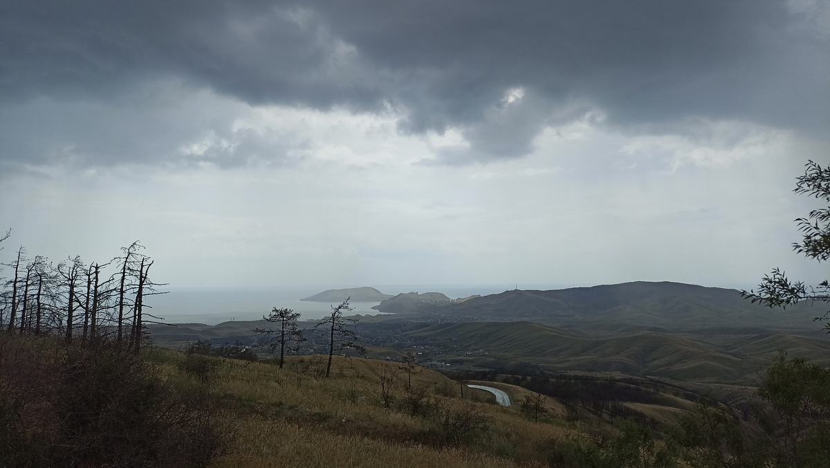 Льёт в стороне Феодосии. А наша Коза Киик-Атлама хитро наблюдает из двух бухт)) 