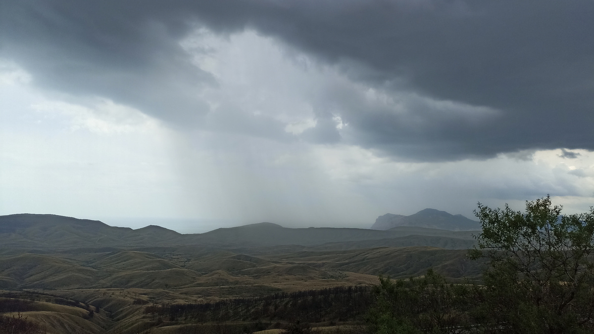 Льёт над Карадагом