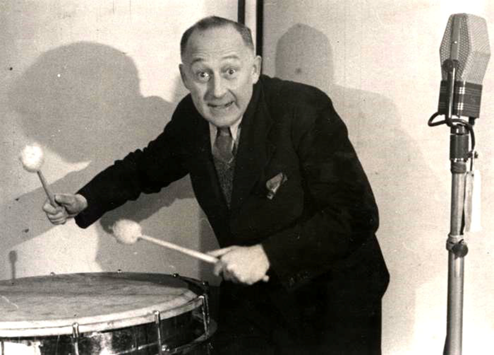 У микрофона Осип Абдулов