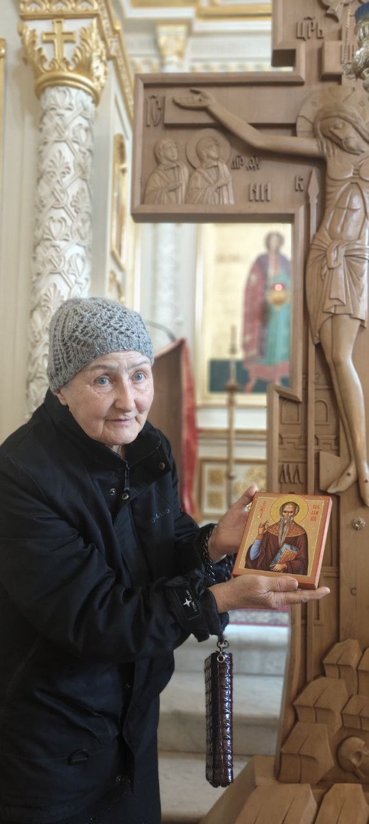 Держите для вдохновения. Фото носит иллюстративный характер. Это наша чудесная прихожанка Людмила с иконой священномученика Харлампия. Я вас с ней знакомила, и ее чудесными историями делилась. 