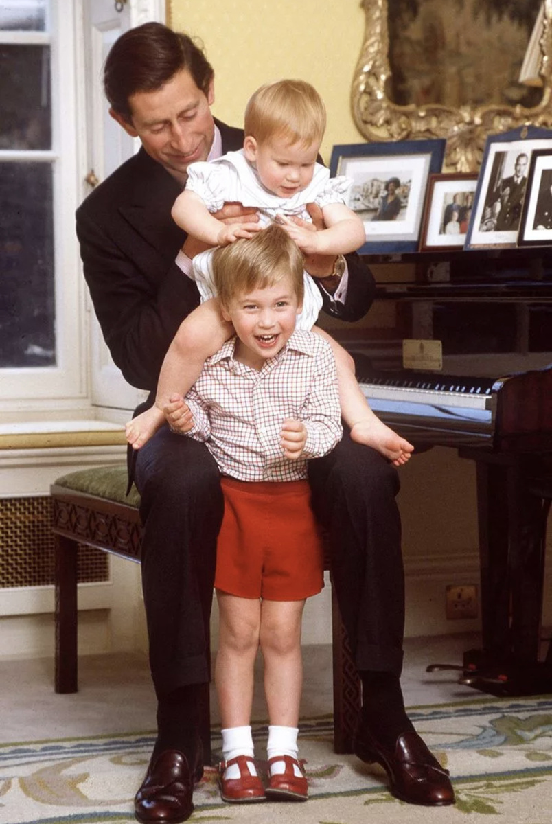 Такое ощущение, что Чарльз молодым вообще никогда не выглядел…