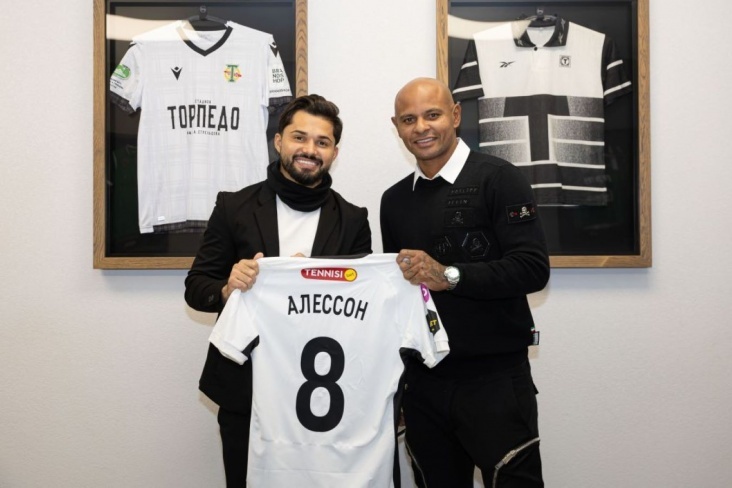 Алессон (слева)