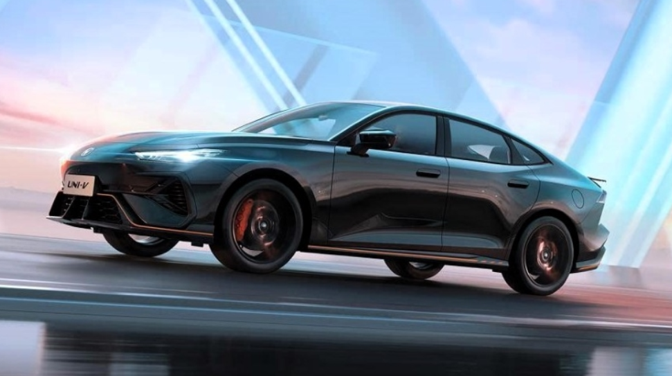 Changan Uni-V официально перешёл в новое поколение, хотя правильнее считать это глубоким рестайлингом.