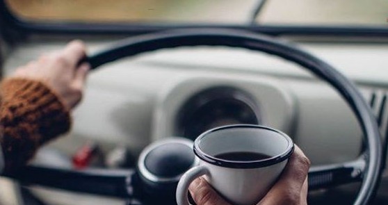 Фото из Pinterest Кофе за рулем...