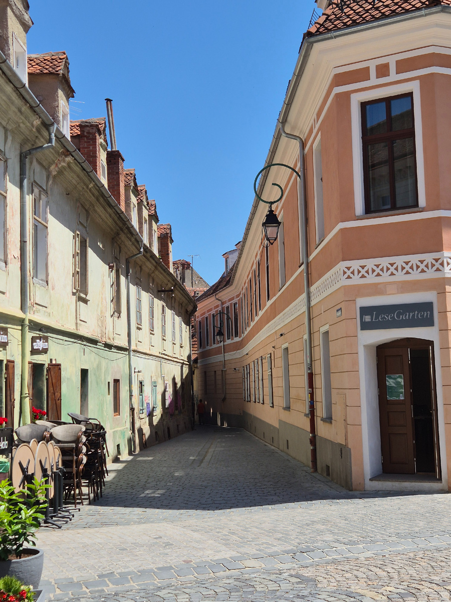 Это ни разу не тупик, а очень даже проходная улочка.