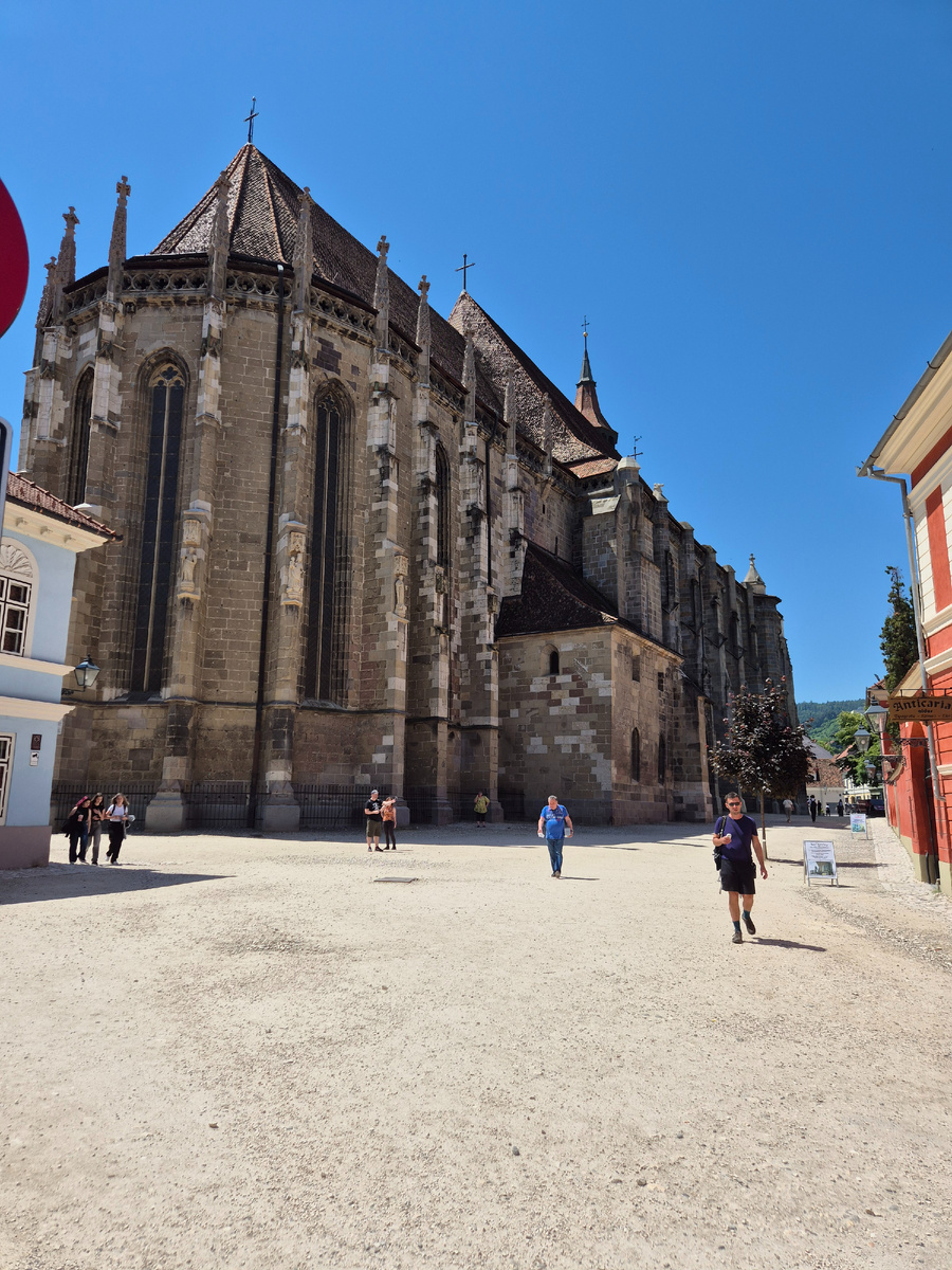 Черная церковь Брашова. Вход туда, кстати, платный, на двоих взрослых и ребенка обошлось около 1300 рублей.