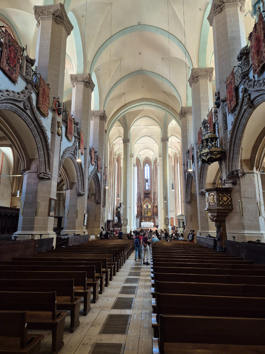 Тот самый неф собора, который строили почти 100 лет.