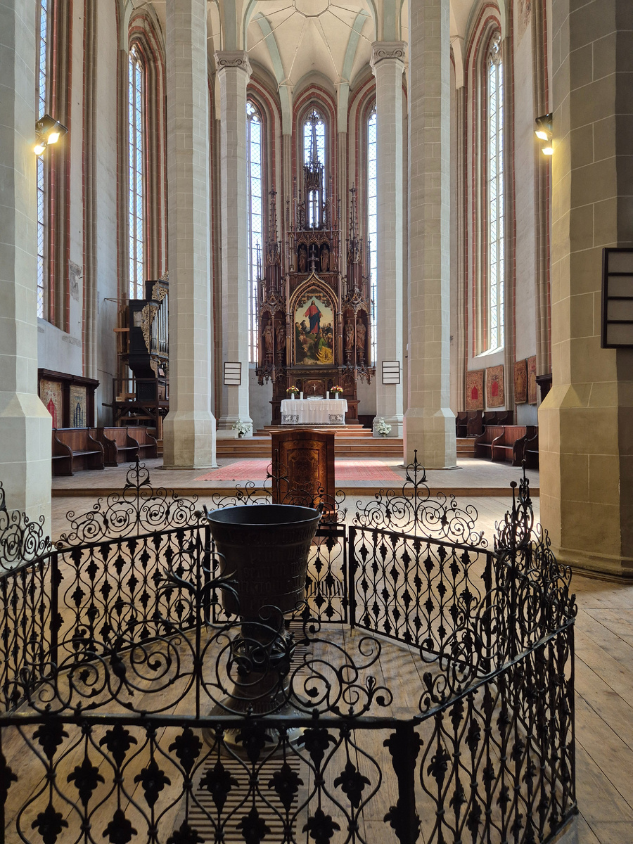 Очень приятный алтарь.