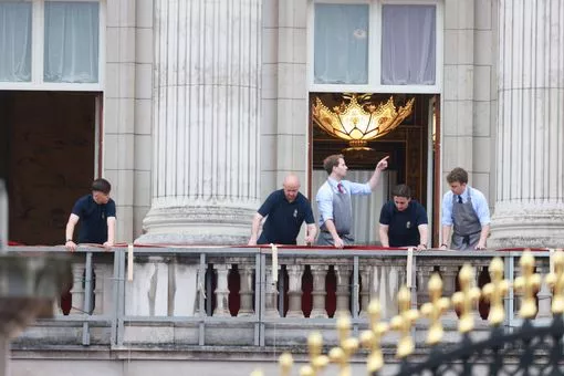 Сотрудники Букингемского дворца были замечены во время подготовки балкона к появлению королевской семьи