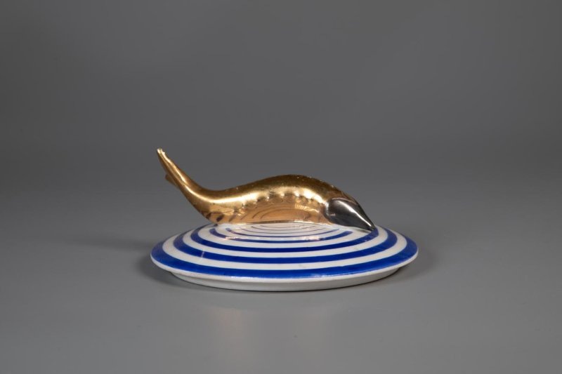 Надежда Замятина (форма / ?). Крышка от икорницы. 1931 (?). Дулёво. Высота 4,5 см. Государственный музей керамики в Кусково / ГМК КП 6781/2. Госкаталог: 59787450.