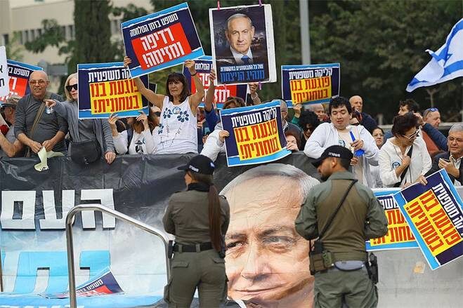    EPA/ABIR SULTAN: Протесты в Израиле против политики премьера Биньямина Нетаньяху