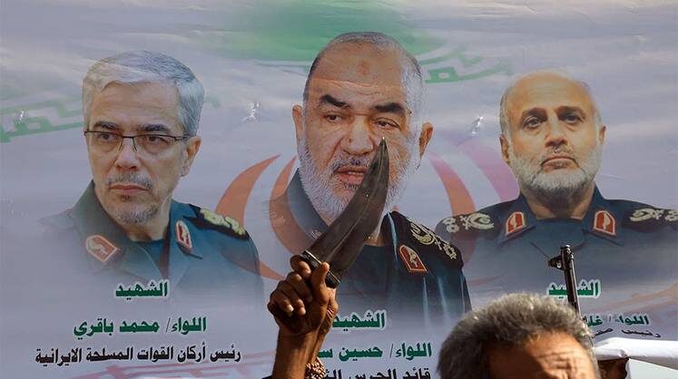    EPA/YAHYA ARHAB На плакате генерал-майор Голам Али Рашид, командующий Корпуса стражей Исламской революции (КСИР) Хосейн Салами и начальник Генерального штаба ВС Ирана генерал-лейтенант Мохаммад Багери, погибшие в результате атак Израиля 13 июня 2025 года