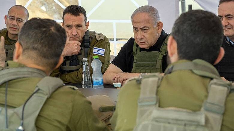    BALKIS PRESS/ABACA: Израильский премьер-министр Биньямин Нетаньяху с военными