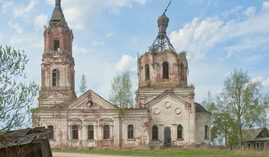 Церковь Воскресения Словущего в селе Ахматово: история и тайны росписи