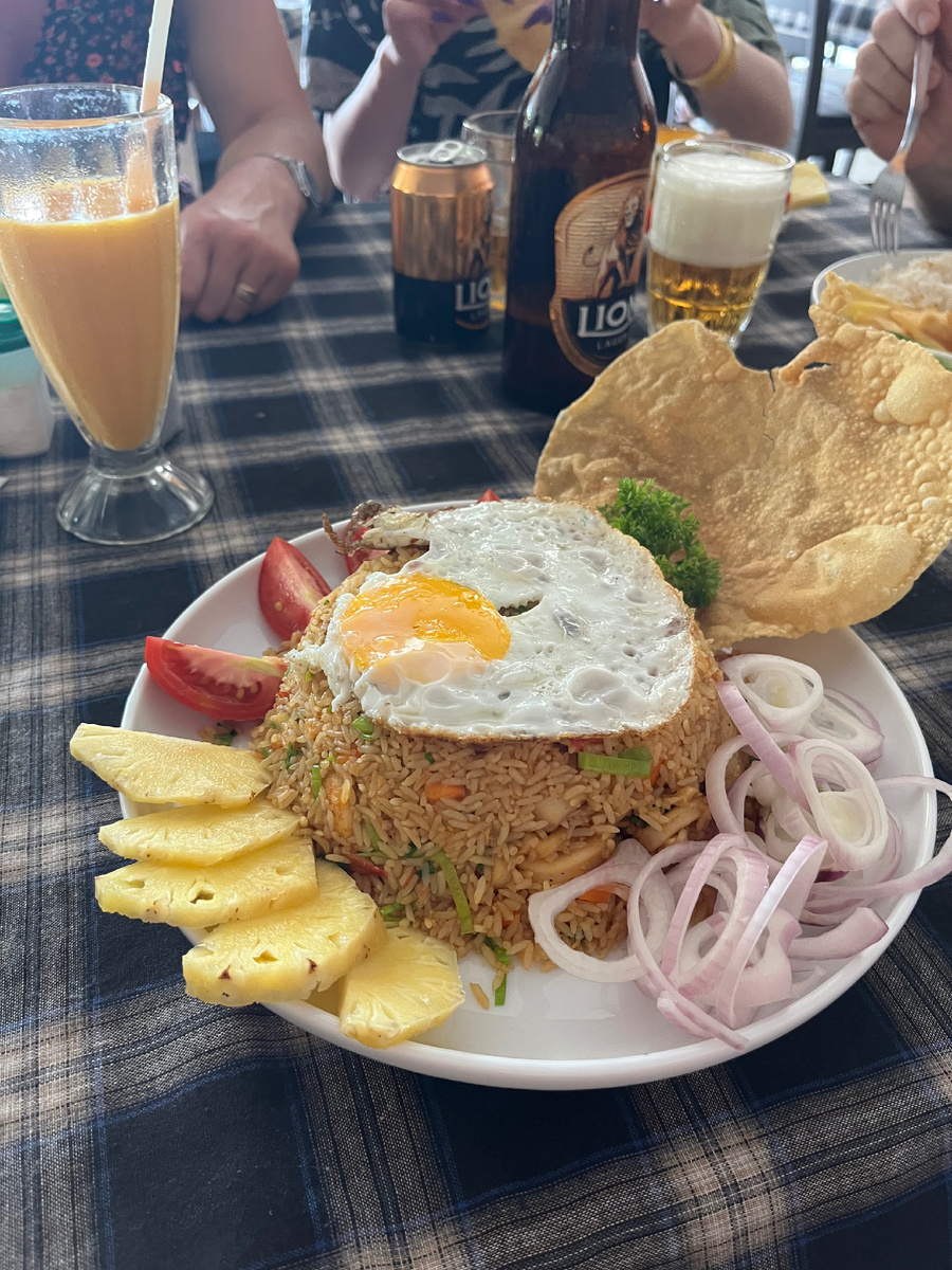 Подача блюда в кафе возле пляжа Хиккадувы