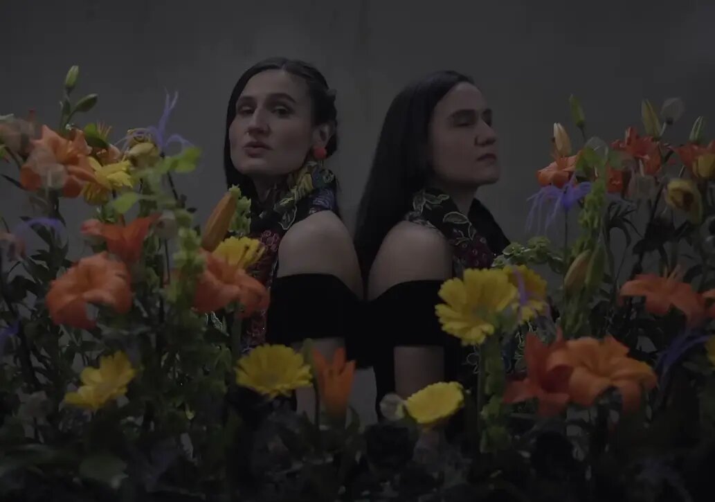    Фото: кадр клипа De Curvo Cuerpo — LAS ÁÑEZ