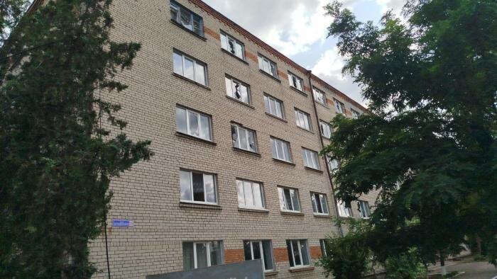 В результате артиллерийского обстрела украинских формирований в Новой Каховке повреждено нефункционирующее здание общежития училища №7 – выбито около 30 окон, источник Телеграм-канал Днепровский Рубе