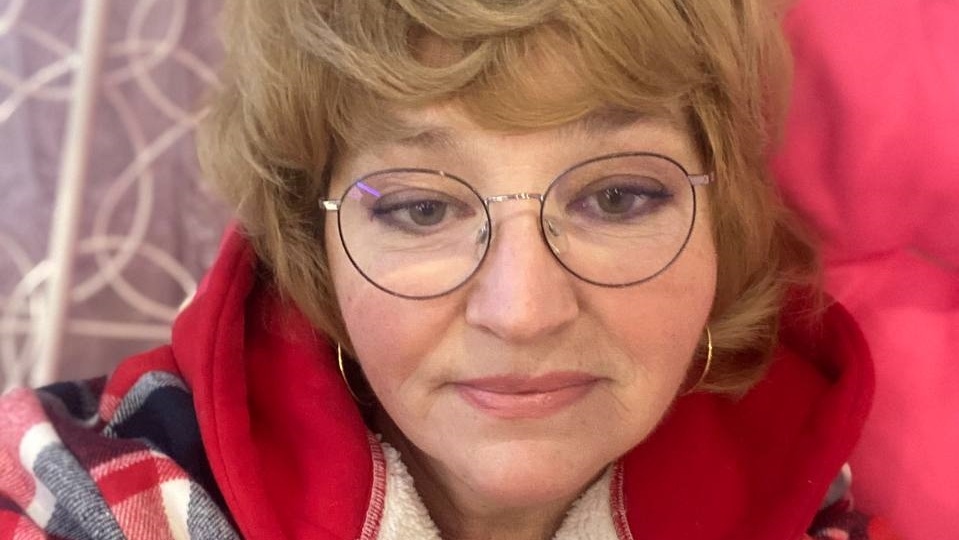 Ты сама виновата, что волосы стали безжизненные после окрашивания. Важность ухода за волосами после салона