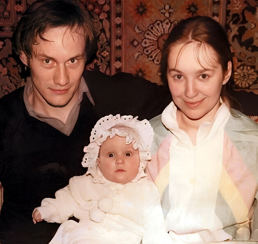 Евгений Сидихин с женой и дочкой