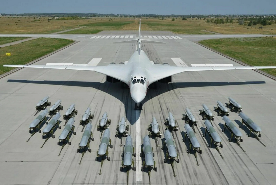 Ту-160, вооружен и крайне опасен. Этими ракетами он мог держать в напряжении всю Европу даже не вылетая за пределы СССР. Фото МО РФ