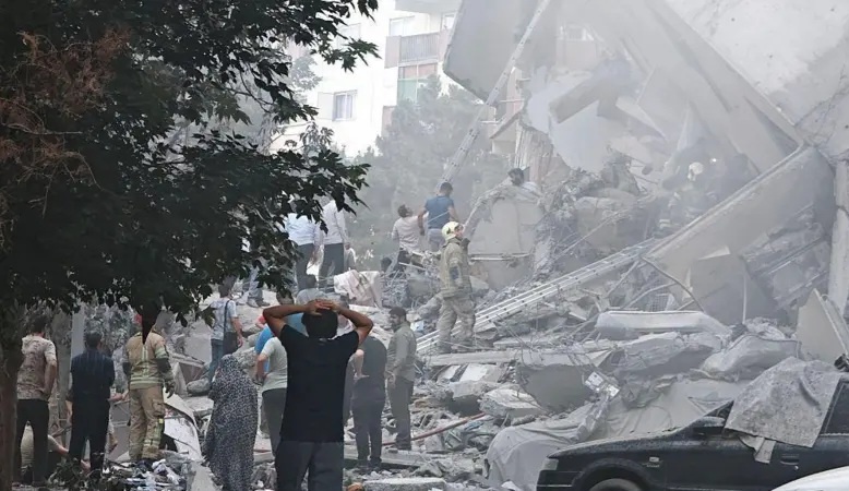 ТегеранАвтор фото,Majid Saeedi/Getty Images
Подпись к фото,Последствия израильских авиаударов на площади Нобоньяд в Тегеране.