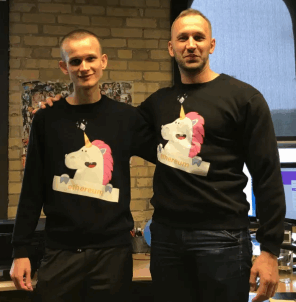    По этой фотографии с отцом становится понятно откуда ноги ростут не только в математическом таланте Виталика, но и в его стиле 