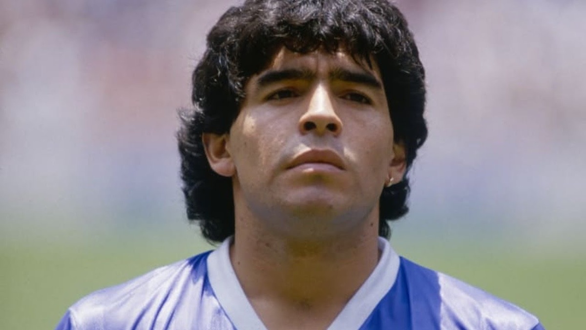 Диего Марадона — легенда, гений и трагедия футбола. Его путь — это история взлётов и падений, побед и скандалов, любви и борьбы с внутренними демонами. Узнай, как один из величайших игроков в истории справлялся с давлением и теми испытаниями, которые вышли за пределы футбольного поля.