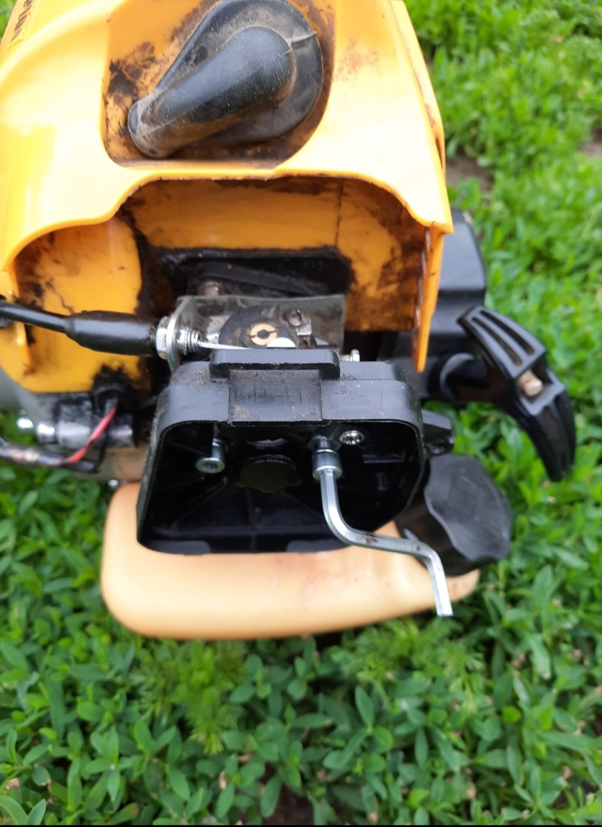 Снимаем воздушный фильтр и откручиваем два болта. Ключ мебельный. Фото автора 