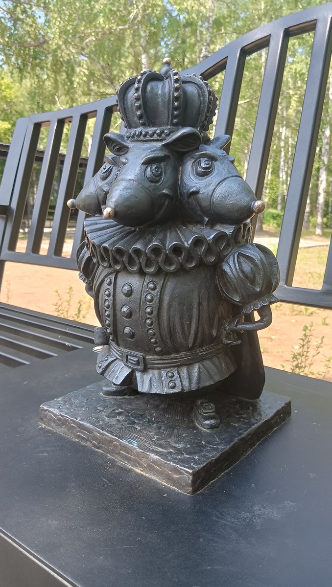 В 1816 году, задолго до рождения Петра Ильича Чайковского, Эрнст Теодор Амадей Гофман написал сказку. Скорее для взрослых, чем для детей. Она называлась «Щелкунчик и Мышиный король».В 1890 году Чайковский получил заказ от дирекции Императорских театров на балет «Щелкунчик». Чайковский сразу же приступил к работе со знаменитым хореографом Мариусом Петипа. Премьера балета, которая состоялась 6 декабря 1892 года в Мариинском театре, имела невероятный успех!